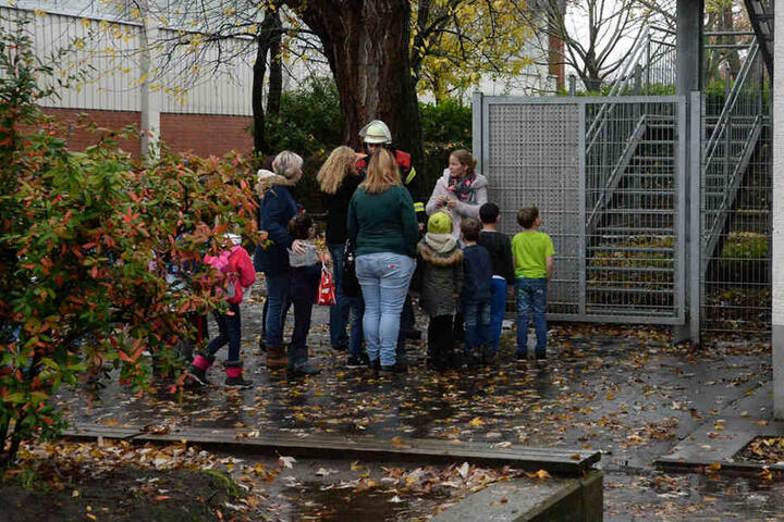 Vorbildlich folgten die Kinder ihren Lehrern nach draußen.
