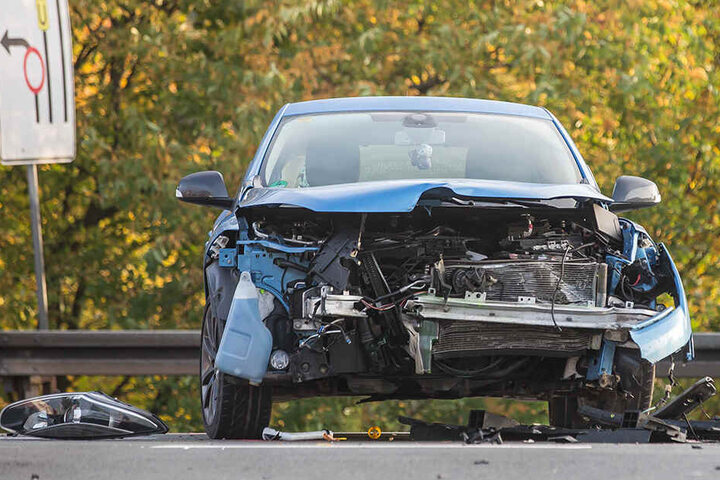 Bei dem Unfall wurden zwei Personen leicht verletzt.