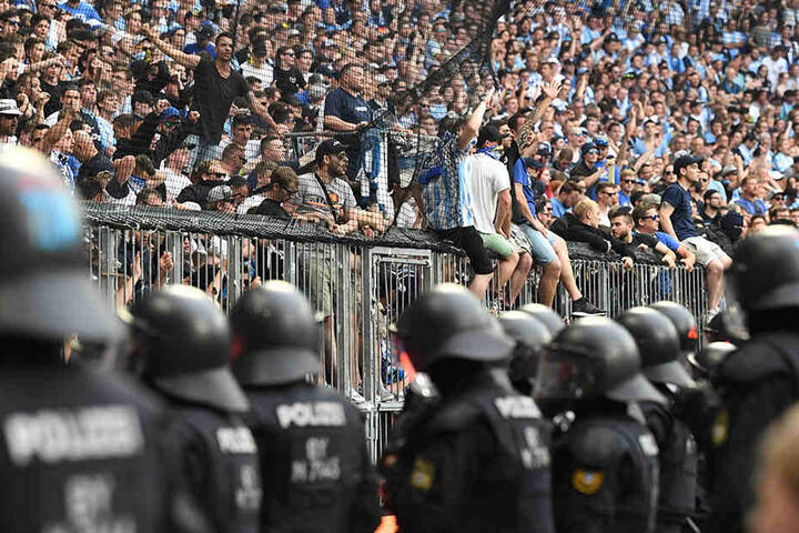 Polizisten müssen vor dem Fan-Block von 1860 München aufmarschieren.