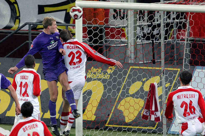 Adam Nemec (l.) setzt sich im Kopfballduell gegen Kevin McKenna vom 1. FC Köln durch und trifft - Aues 200. Tor in der 2. Bundesliga.