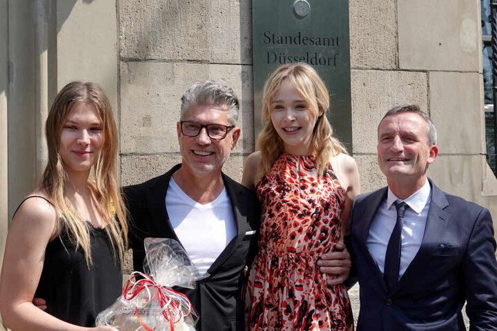 Thomas Geisel (SPD, r.), Oberbürgermeister der Stadt Düsseldorf, steht neben «Germany's Next Topmodel»-Kandidatin Theresia Fischer, ihrem Mann Thomas Behrend, und der GNTM-Kandidatin Tatjana.
