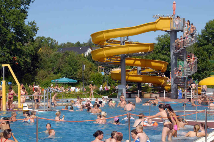 Sommer, Ferien und Gefahren: Die Polizei warnt vor Dieben im Freibad. In Gablenz gibt es bereits einen täglichen Wachschutz.