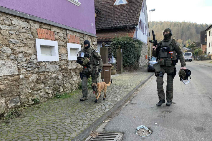 SEK-Beamte in voller Montur auf dem Weg zum Einsatz.