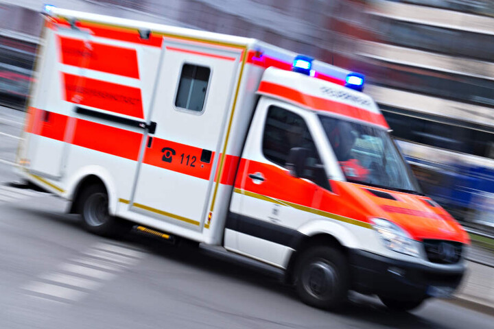 Ein 63-Jähriger kam schwer verletzt ins Krankenhaus. (Symbolbild)
