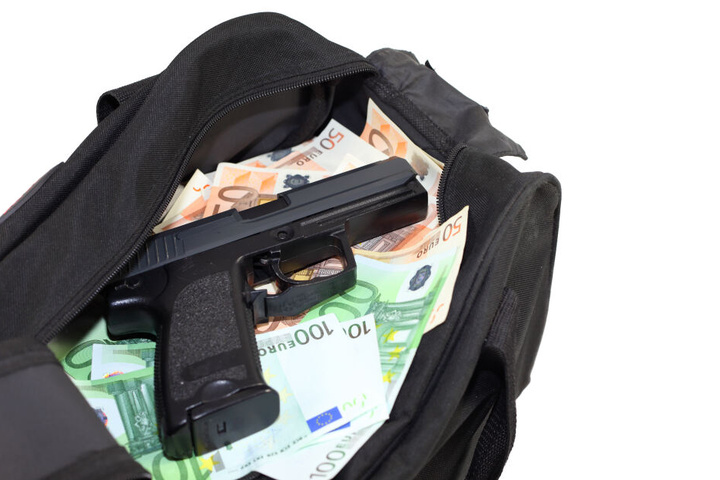 Die Räuber entkamen mit einer schwarzen Tasche mit Bargeld (Symbolbild).