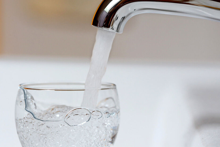 Ob beim Zähneputzen oder Abwaschen - der Wasserhahn sollte öfter mal zugedreht werden.