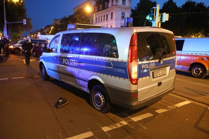 Eine Polizistin wurde dabei verletzt.