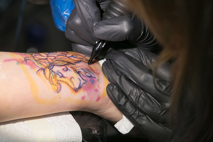 Der Chemnitzerin Anja Hettich (34) wurde auf der Convention ihre Tattoo-Jungfräulichkeit genommen.
