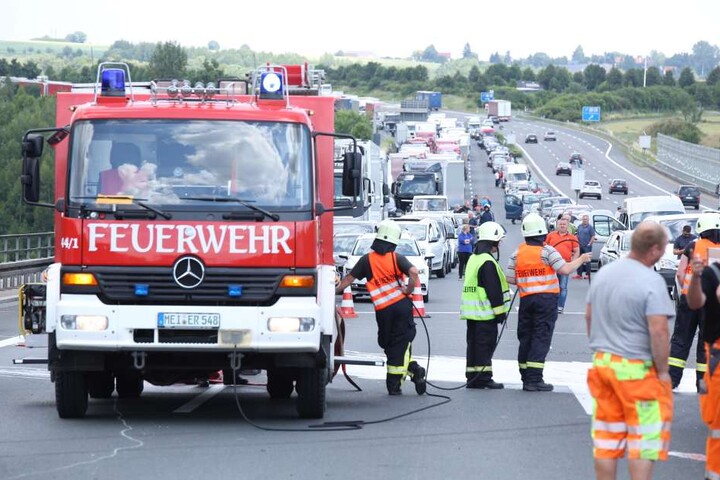Hinter dem Unfall bildete sich ein kilometerlanger Stau.