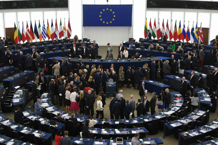 Abgeordnete stehen im Europarlament. (Archivbild)