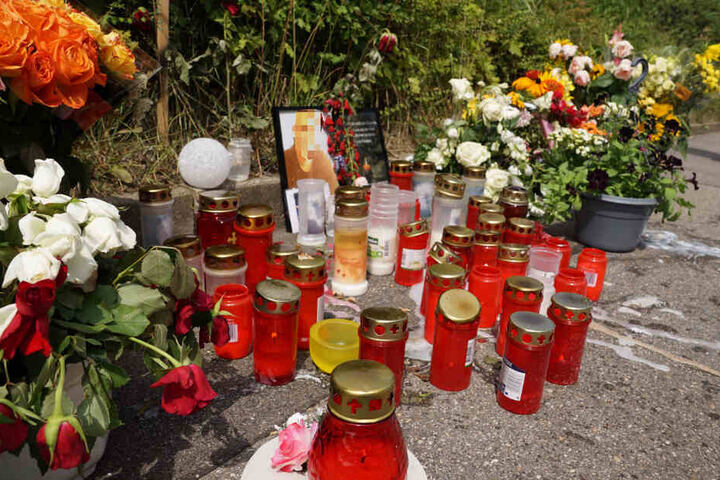 Zahlreiche Menschen haben mittlerweile am Ort der Bluttat Kerzen und Blumen aufgestellt.