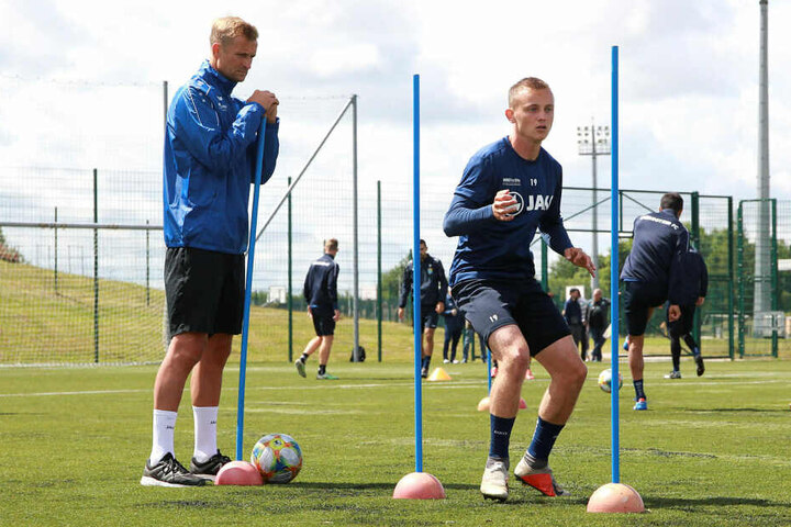 Nils Blumberg (r.) wird hier beim Training von Coach David Bergner beobachtet.