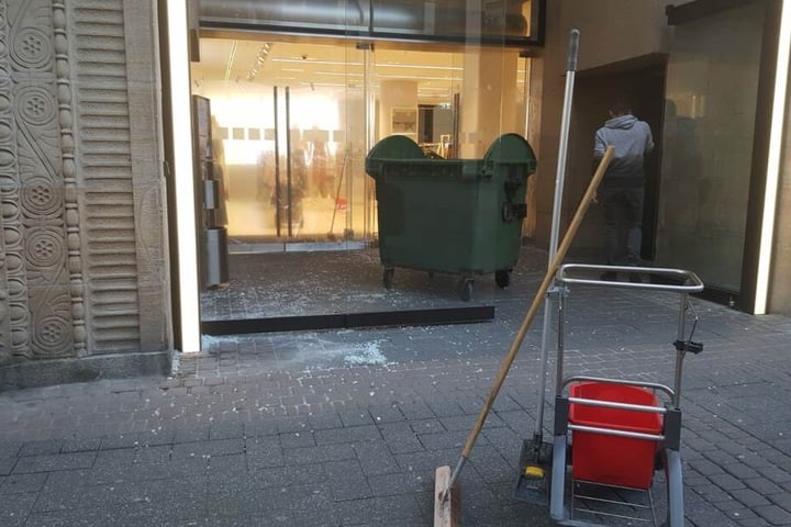Am Samstagmorgen mussten Mitarbeiter den Scherbenhaufen der Einbrecher beseitigen.
