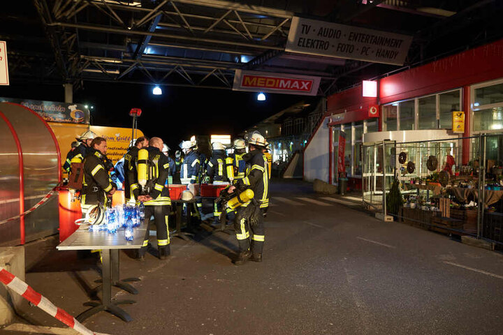 140 Einsatzkräfte rückten zu dem Einkaufszentrum in Unkel aus.