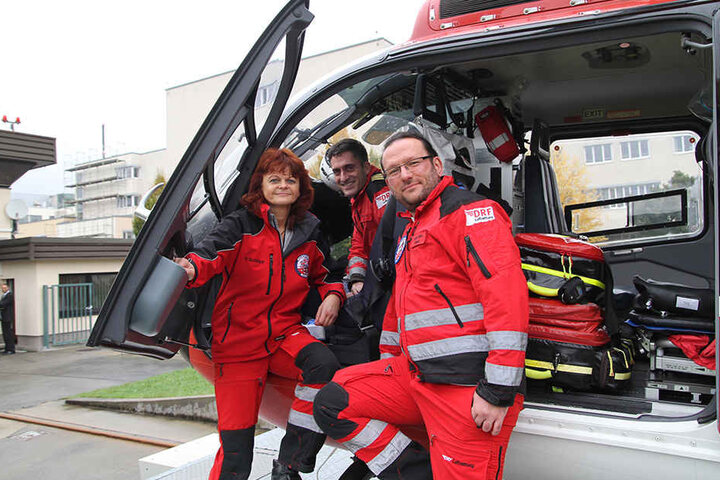 Lebensretter aus der Luft: Petra Schlupp (53, l.), Pilot Matthias Wrobel (44, M.) und Notarzt Sandro Müller (38).