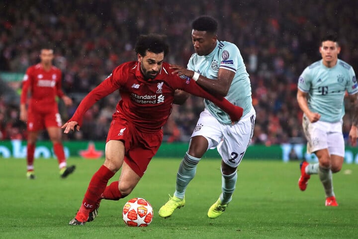 Liverpools Mohamed Salah (l) und Münchens David Alaba kämpfen im Hinspiel um den Ball; ob sich der Kampf im Rückspiel wiederholt, bleibt abzuwarten.