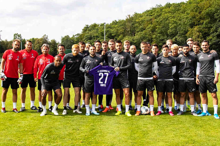 Starke Geste: Die komplette Auer Mannschaft steht hinter Sascha Härtel und hält sein Trikot mit der Nummer "27" hoch. Auch Präsident Helge Leonhardt meldete sich aus dem Urlaub zu Wort.