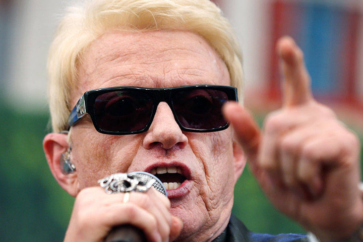 Die schwarze Sonnenbrille, der blonde Kurzhaarschnitt - fast jeder kennt den Kult-Sänger.