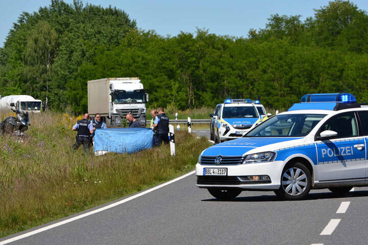 Die Rettungskräfte konnten nur noch den Tod des Motorradfahrers feststellen.