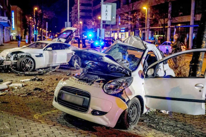 Die zwei beschädigten Wagen nach dem tödlichen Raser-Unfall.