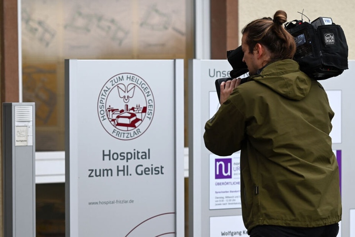 Ein Kameramann filmt den Eingang zur Klinik, in der die falsche Ärztin praktizierte.