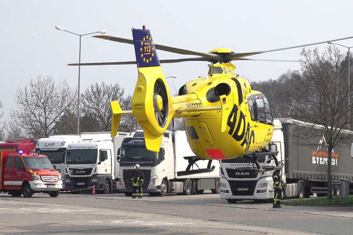Der schwer verletzte Fahrer kam mit dem Rettungshubschrauber ins Krankenhaus.