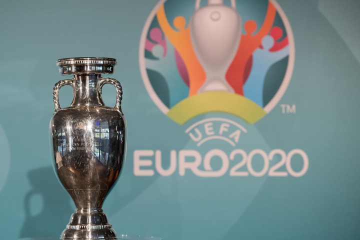 Der EM-Pokal aufgenommen in München (Bayern) während der Präsentation des Logos für die Fußball-Europameisterschaft 2020.