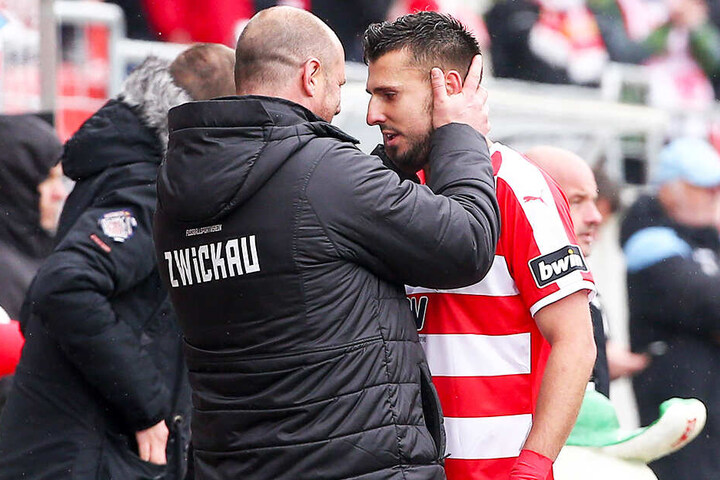 Gut gemacht! FSV-Sportdirektor David Wagner (l.) beglückwünscht Davy Frick.