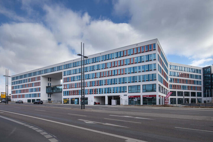 Das Neue Technische Rathaus: Weil die Heizung nicht rund läuft, frieren Mitarbeiter an ihrem neuen Arbeitsplatz. Derzeit versucht die Stadt, die Raumtemperatur auf 22 Grad zu erhöhen.