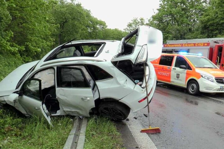 Das Auto kam auf einer Leitplanke zum stehen.