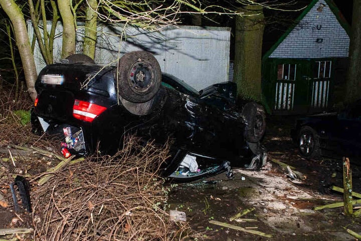 Das Auto blieb auf dem Dach liegen.