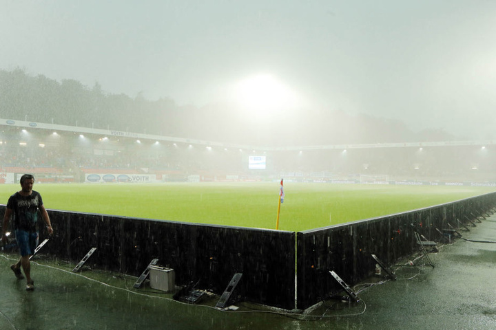 30. Juli 2017: Ein Wolkenbruch mit unglaublichen Wassermengen führte am ersten Spieltag der 2. Bundesliga zum Abbruch der Auer Partie beim 1. FC Heidenheim.