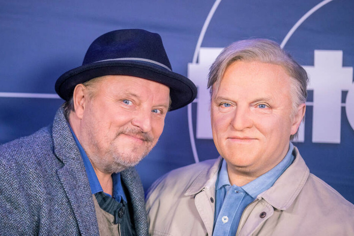 Die Figur (r) wird ab dem 26. Oktober bei Madame Tussauds in Berlin zu sehen sein.