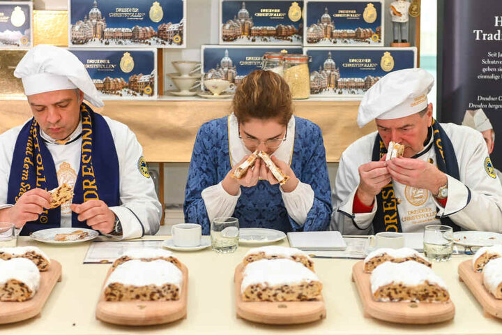 Die Prüfer nutzen alle Sinne bei der Stollenprüfung in der Altmarkt-Galerie. In der Mitte schnuppert Stollenmädchen Veronika Weber (23) an einer Scheibe Stollen.