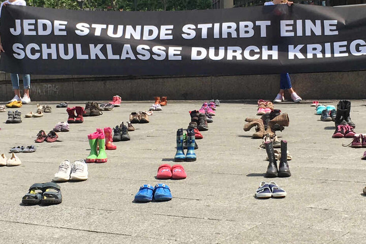 Ein schwarzes Transparent machte auf den Hintergrund der Aktion aufmerksam.