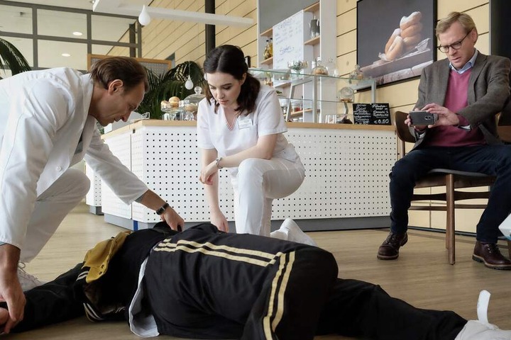 In der Cafeteria bricht der bekannte Leipziger DJ zusammen.