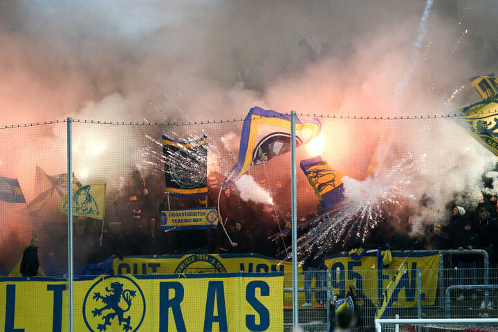 Pyrotechnik im Braunschweiger Fanblock zu Beginn der zweiten Halbzeit. Das Spiel musste daraufhin für sechs Minuten unterbrochen werden.