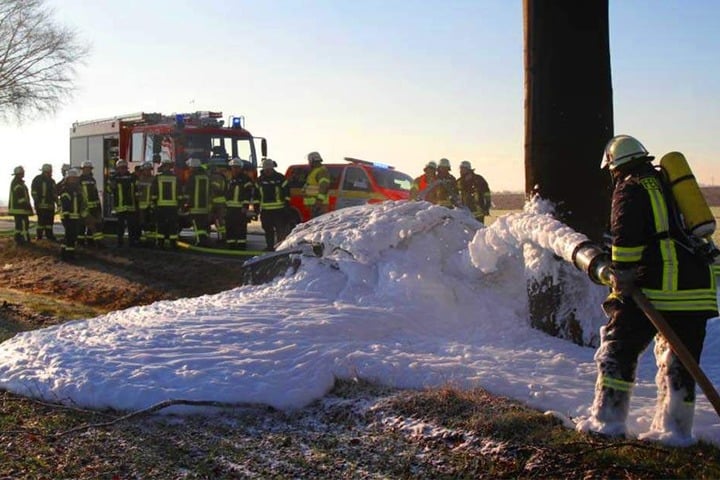Nach dem Crash ging das Auto in Flammen auf.