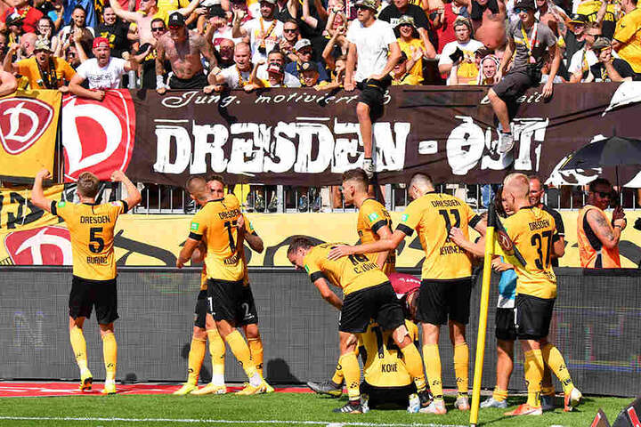 Auch die Mitspieler freuen sich mit dem Torschützen.
