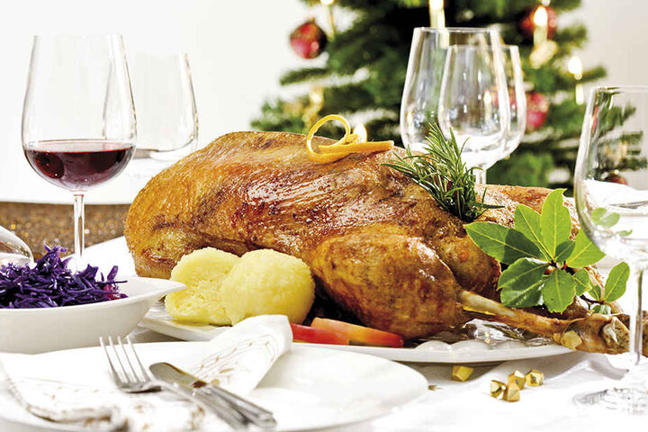 Um den Weihnachtsbraten sollen sich die Sachsen aber keine Sorgen machen! "Wer seine Weihnachtsgans wie immer zubereitet, hat null Risiko", so der Geschäftsführer des Sächsischen Geflügelwirtschaftsverbandes, Günther Drobisch.