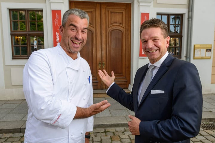 Hoteldirektor Marten Schwass (r.)