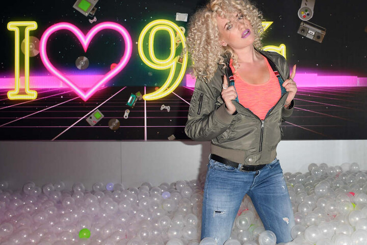 Nicht nur Sarah Knappik liebt die 90er Jahre, wie hier bei Madame Tussaud in Berlin.