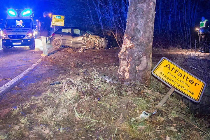 Der Peugeot kam von der Straße ab und krachte erst gegen das Ortsschild und dann gegen einen Baum.