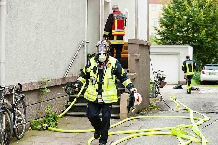 Mit Atemschutz ausgerüstet gingen Feuerwehrmänner in das Mehrfamilienhaus.