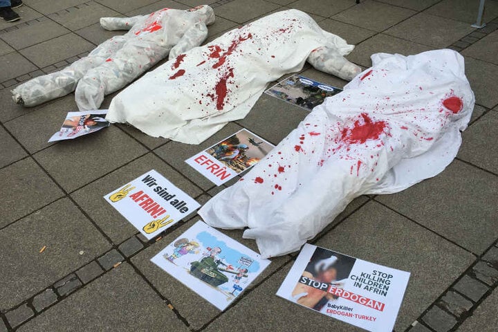 Drastischer Protest gegen den türkischen Militäreinsatz auf dem Schlossplatz.