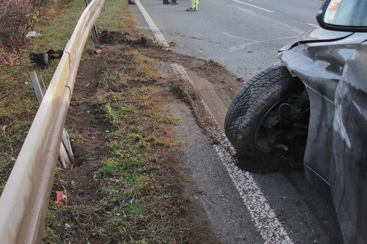 Das Auto wurde bei dem Unfall schwer in Mitleidenschaft gezogen.