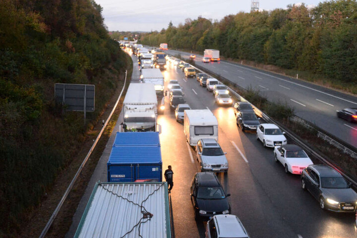 Ein Kilometerlanger Stau bildete sich vor der Unfallstelle.