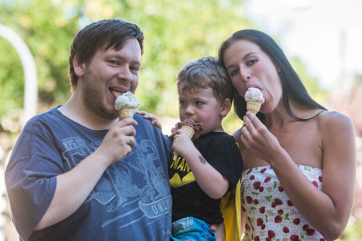 Ein kühles Eis ließen sich jedoch auch die vielen Familien nicht entgehen.