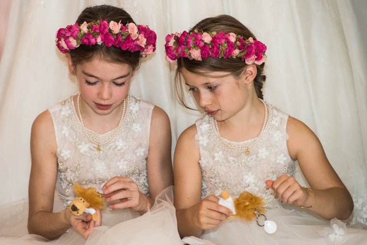 Luna (links) und Elisabeth, Rosenprinzessinnen aus Steinfurt, haben einen kleinen Hessenlöwen geschenkt bekommen.