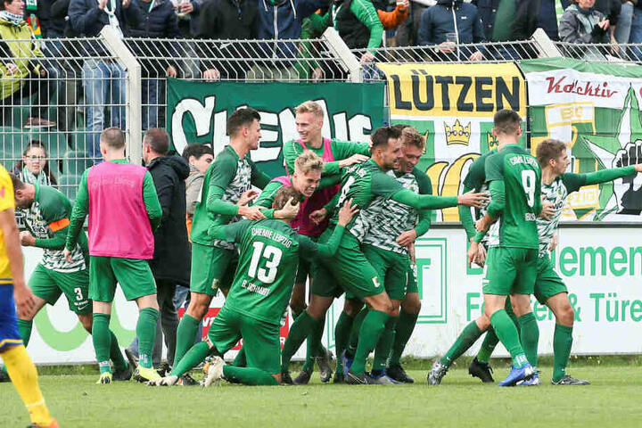 Hier war dann alles klar: Das 2:0 von Daniel Heinze (r.) wird gefeiert wie der Aufstieg.
